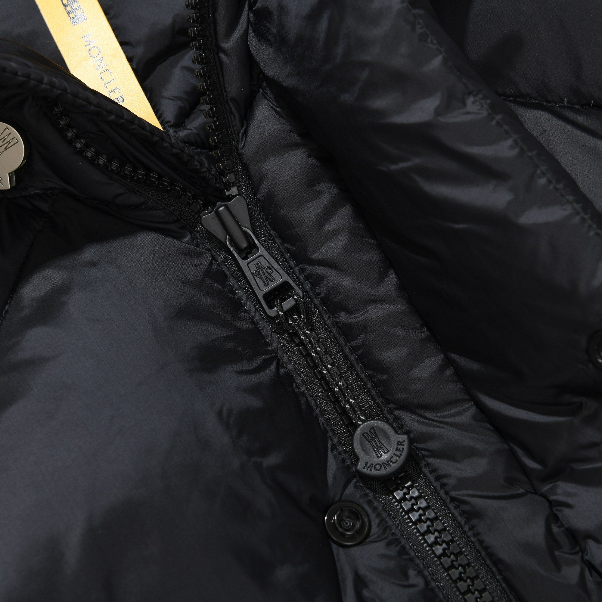 Moncler SHORT DOWN JACKET